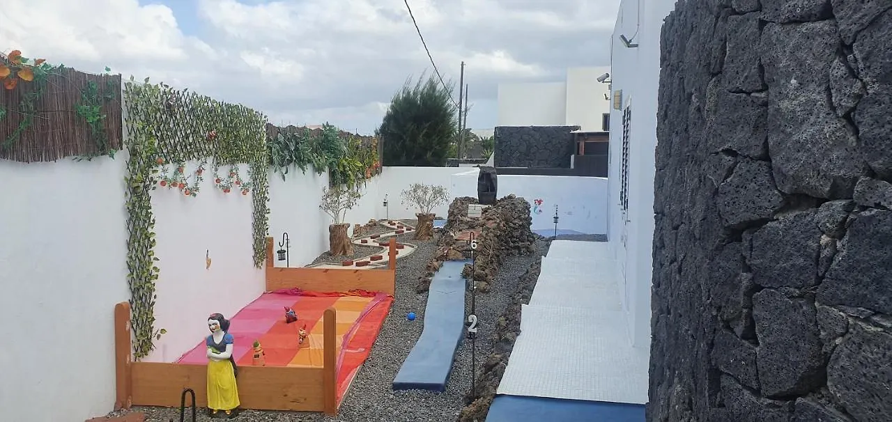 Fun Family Villa-Crazy Golf Course-Heated Pool-Cocktail Bar-Jacuzzi-Games Room-Wifi &Uk Tv Puerto del Carmen  Puerto del Carmen (Lanzarote)