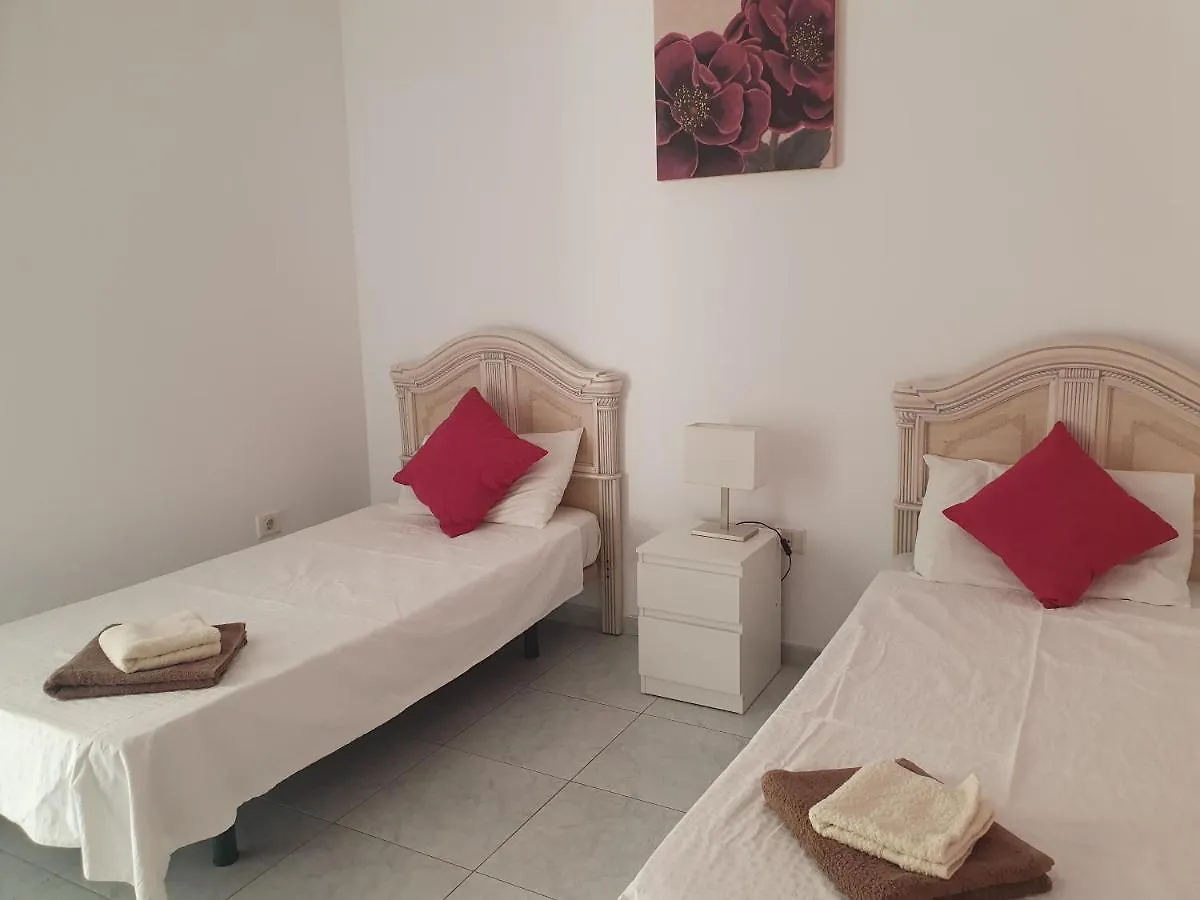 Fun Family Villa-Crazy Golf Course-Heated Pool-Cocktail Bar-Jacuzzi-Games Room-Wifi &Uk Tv Puerto del Carmen  0*, Puerto del Carmen (Lanzarote)